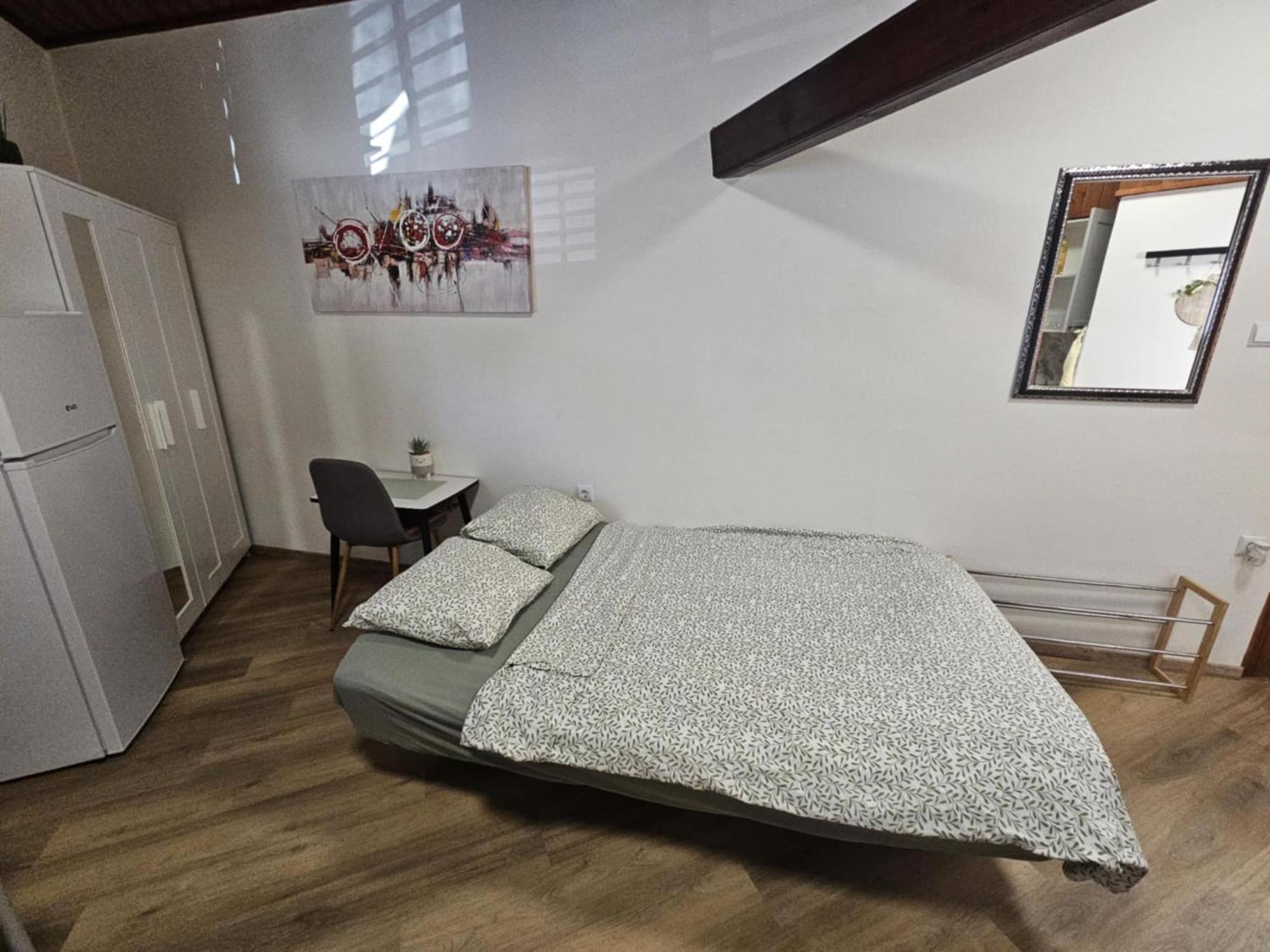 Apartma R *